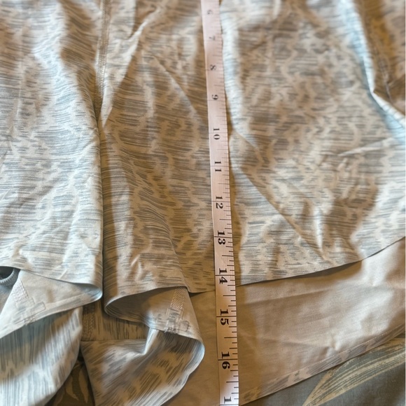 Athleta Light Gray Patterned Athletic Shorts XL - Picture 5 of 6